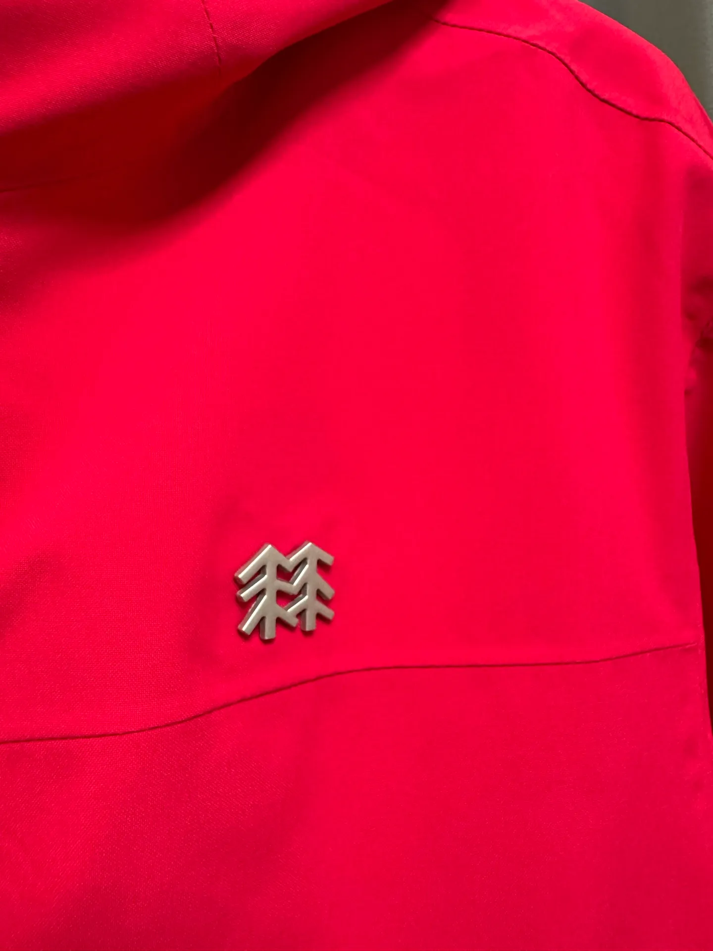 [Premium Reproduction] KOLON SPORT 26fw 2L Short Soft Shell Jacket Loose Waterproof Windproof Wear-Resistant Breathable Jacket (Rose Red) Developed by Original B The top version of this women's jacket is made of polyester fabric with waterproof, windproof, and Wear-Resistant properties. It is equipped with a waterproof zipper. The hood, cuffs, and hem are adjustable and the fit is loose. It is suitable for summer outdoor scenes and can also be used for daily commuting. It not only meets the needs of basic outdoor protection, but also has a dazzling color design, taking into account both practicality and appearance. It is suitable for women who pursue professional outdoor functions and value the dressing effect. It is positioned as a practical model that takes into account both outdoor and daily life. Look for the version. Size：xs/s/m/l/xl
